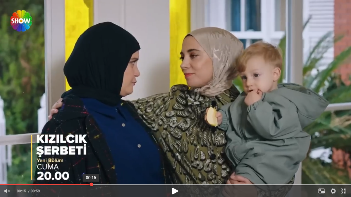 Нур утешает Ниляй. Сериал "Клюквенный щербет", кадр из анонса 114 серии