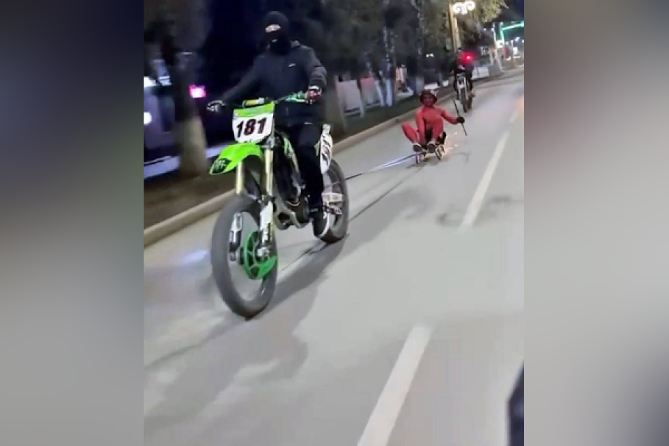    Мотоциклист прокатил товарища на санках по асфальту в Горно-Алтайске. Источник: Скриншот с видео / пресс-служба Госавтоинспекции по Республике Алтай