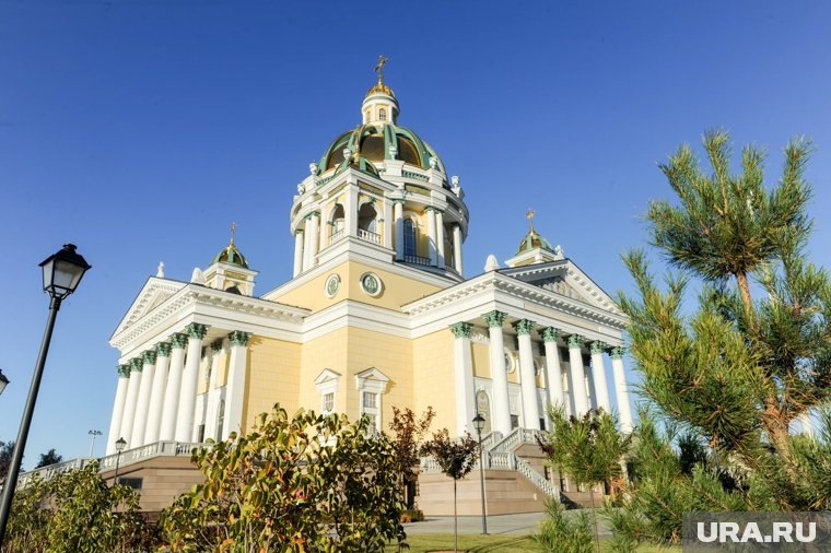    Мужчины сопровождают богослужения в нижнем Храме кафедрального собора Рождества Христова