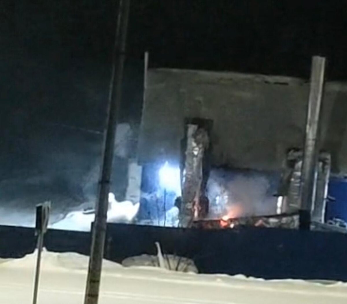 На фото: пожар в котельной Большого Нимныра