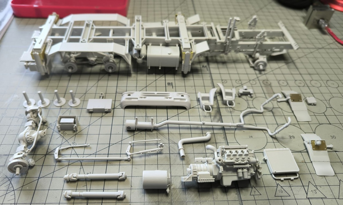 В процессе сборки модели российского самоходного зенитного ракетно-пушечного комплекса (ЗРПК) "Панцирь С-1". Масштаб 1/35. Производитель "MENG" (Китай). Фото предоставлено участниками-дуэлянтами из ТГ-группы © 2025 год