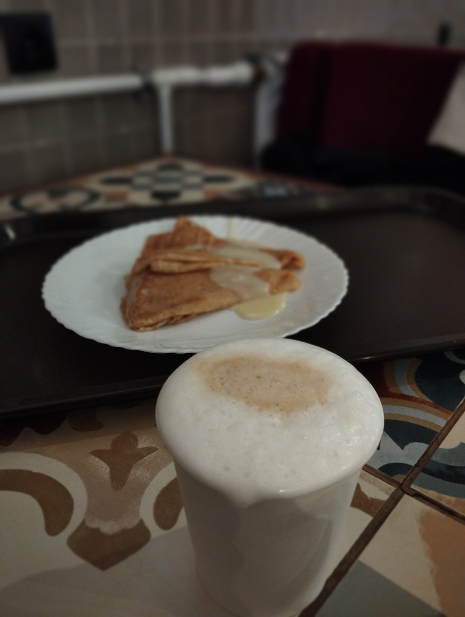 Мой завтрак - кофе с пенкой и блинчики