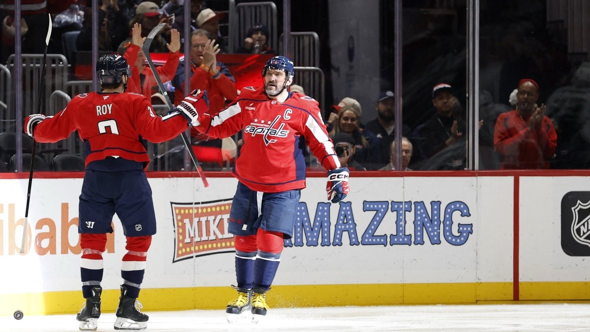    Нападающий «Вашингтона» Александр Овечкин (справа) празднует гол в ворота «Лос-Анджелеса» в матче НХЛ 18 ноября.Imagn Images USA Today Sports