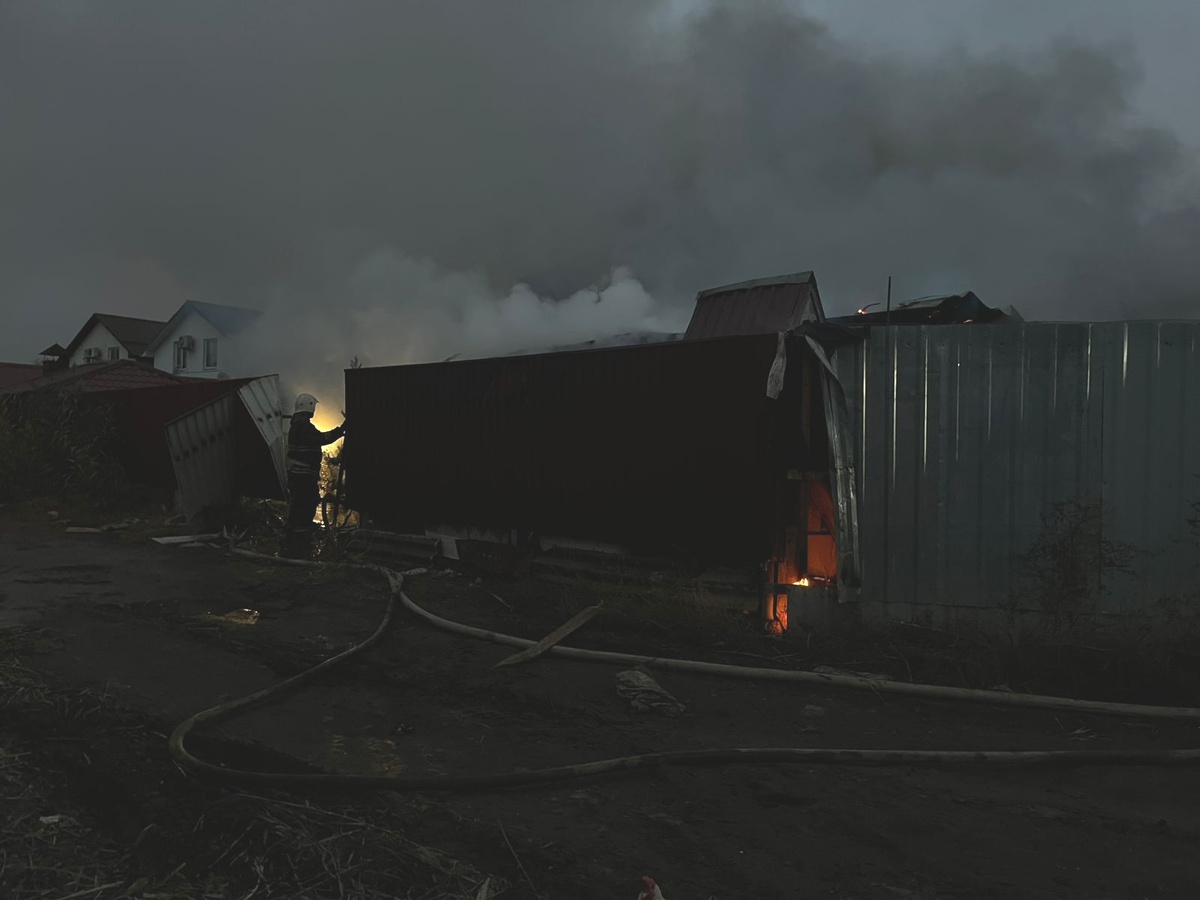 На ул. Майская произошло загорание кровли жилого дома