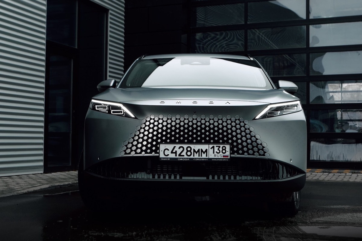 Запоминающийся образ формируют X-образная решетка радиатора, динамичный силуэт и уникальная графика ходовых огней. Фото: Первый Байкальский