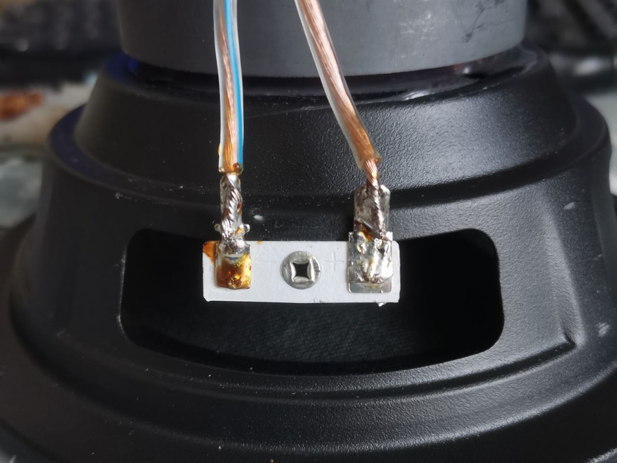 Припаиваем новый акустический кабель, сечением 1 мм², соблюдая полярность