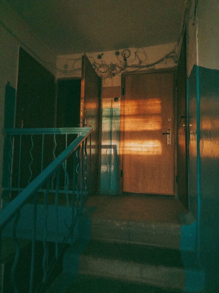 Возможно, так выглядит подъезд дома, в котором живет Оля. Фото носит иллюстративный характер