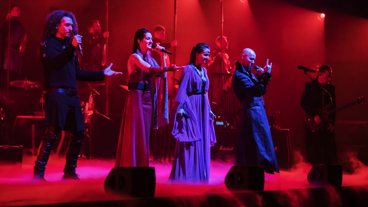 Четверо вокалистов группы eRa на сцене с Эриком Леви в 2022 году.