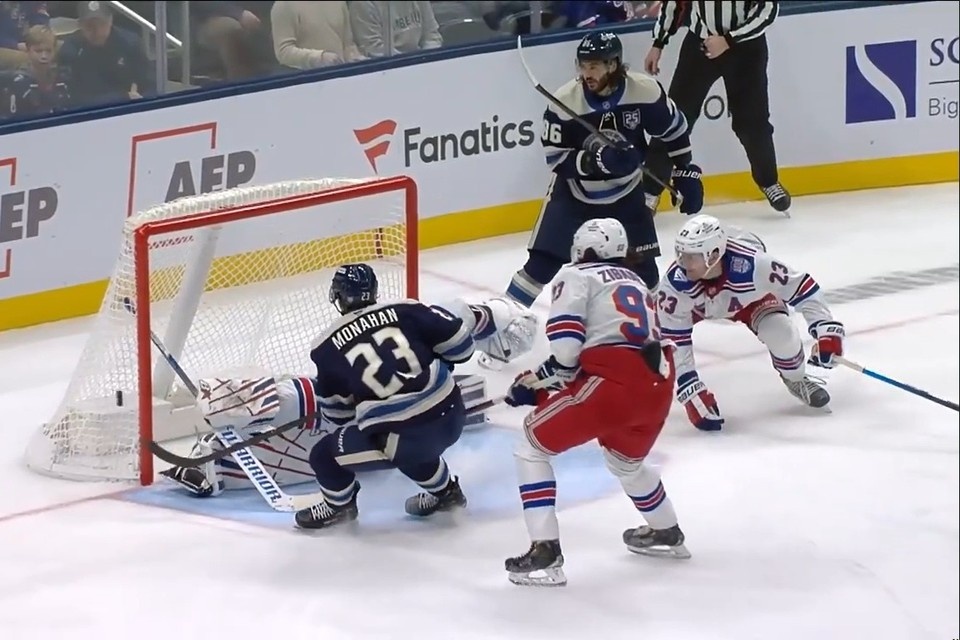    Марченко (справа) продлевает результативную серию. Скриншот видео НХЛ