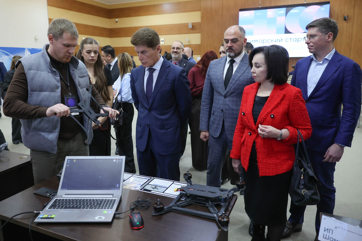 
Олег Кожемяко поддерживает участников стартапа рублем и добрым словом / Фото: Игорь Новиков – правительство Приморья