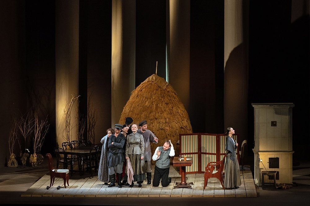  "Русский роман" поставлен по одноименной пьесе Марюса Ивашкявичуса. Фото- Яндекс-картинки