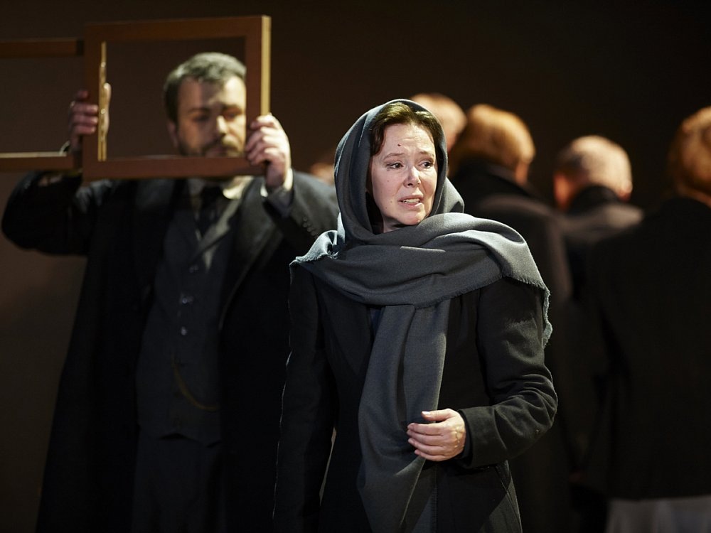 Спектакль "Русский роман," режиссер Миндаугас  Карбаускис. Фото- Яндекс-картинки