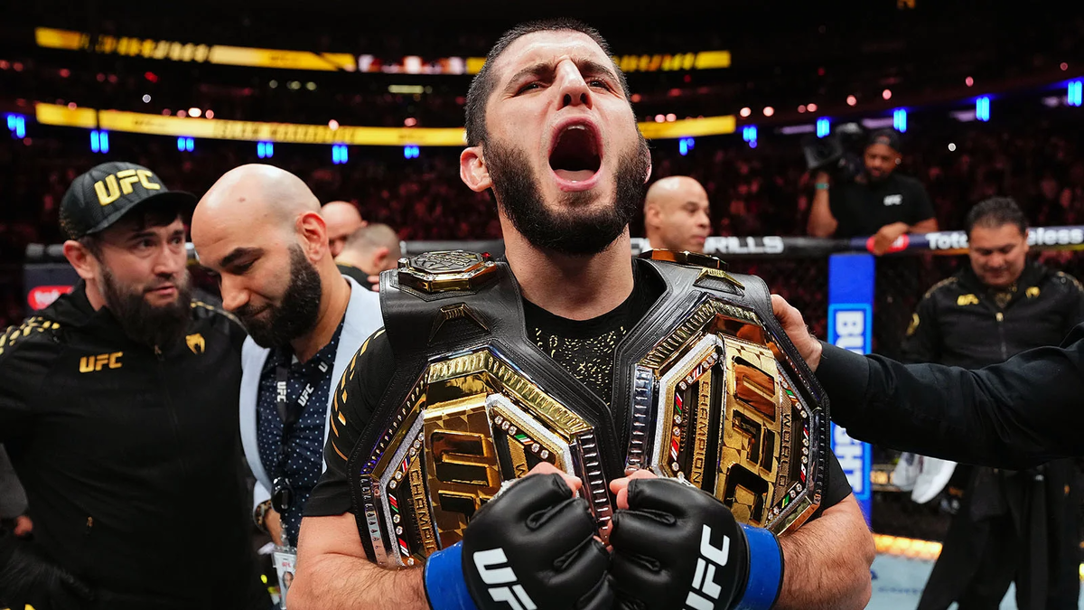 Ислам Махачев после победы во время турнира UFC 322, 15 ноября 2025 года в Нью-Йорке. (Фото Jeff Bottari / Zuffa LLC)