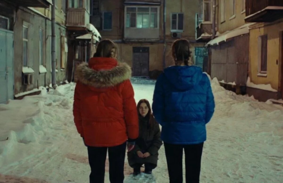    Лежала в крови на земле.