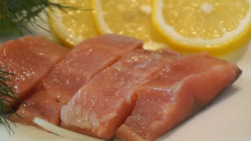 Горбуша, которая дороже семги. Вы пробовали такую? Не верьте тем, кто говорит, что горбуша сухая. Они просто не умеют ее готовить.