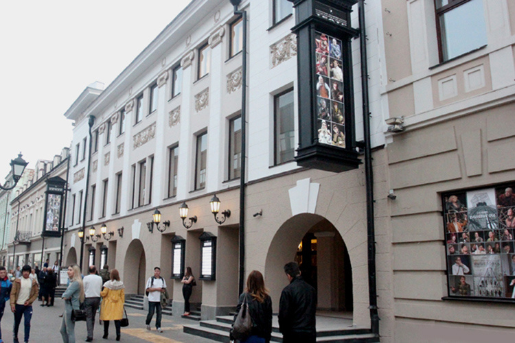    В текущем репертуаре КАРБДТ им. Качалова всего три спектакля приглашенного режиссера: «Роковые яйца» (1997) Владимира Дашкевича совместно с Александром Яковлевичем, «Укрощение строптивой» (2016) Игоря Коняева и детская сказка «Поющий поросенок» (2025) Аделины Сапаевой.   
Фото: «БИЗНЕС Online»