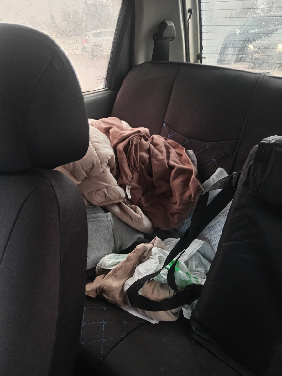 Ну не виновата я ,что в него удобно все скидывать с заднего сиденья)