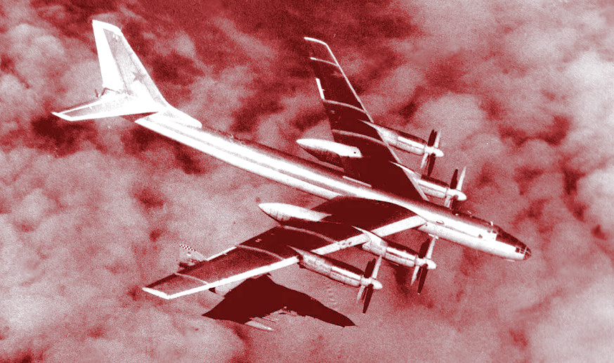 Стратегический бомбардировщик-ракетоносец Ту-95.