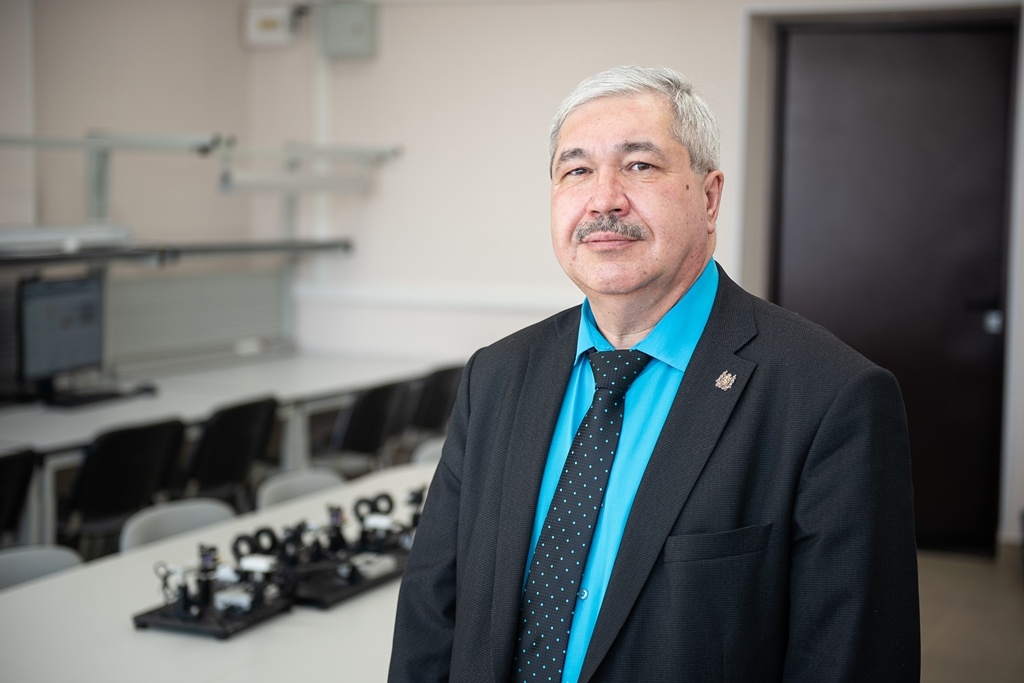 Декан РФФ ТГУ Александр Коротаев