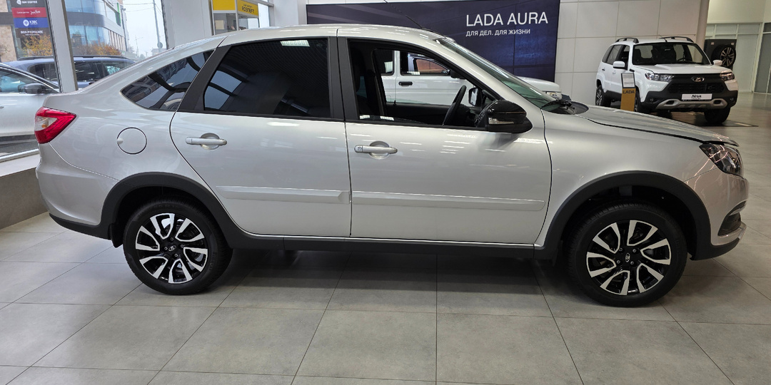 АВТОВАЗ выкатил внедорожник — LADA Granta Active Cross (обзор новинки в автосалоне)