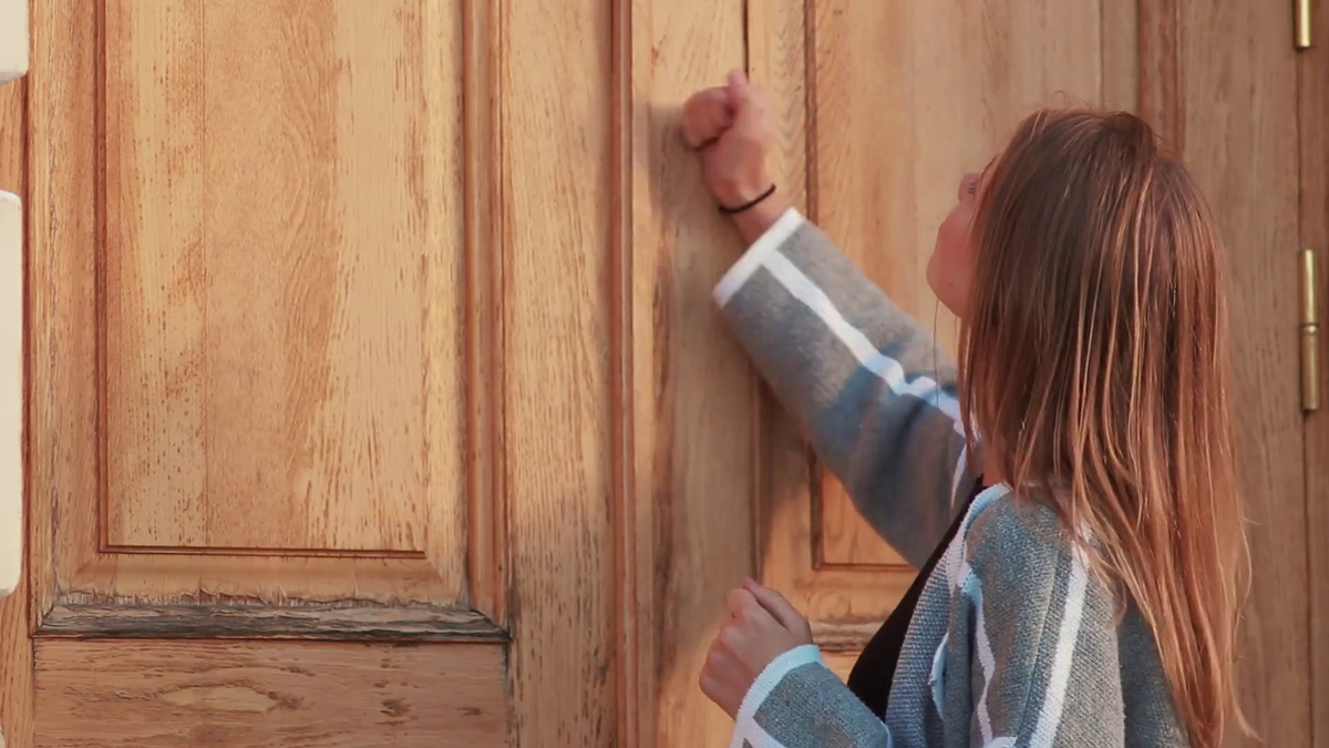 Стук в дверь.