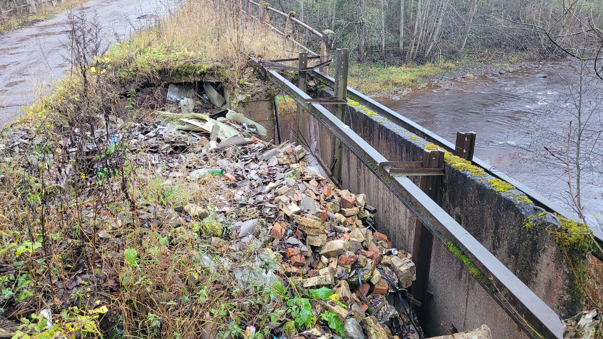 Еле держащийся мост