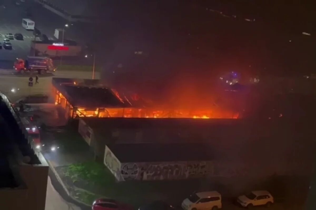    Сильный пожар вспыхнул в здании ярмарки в Краснодаре