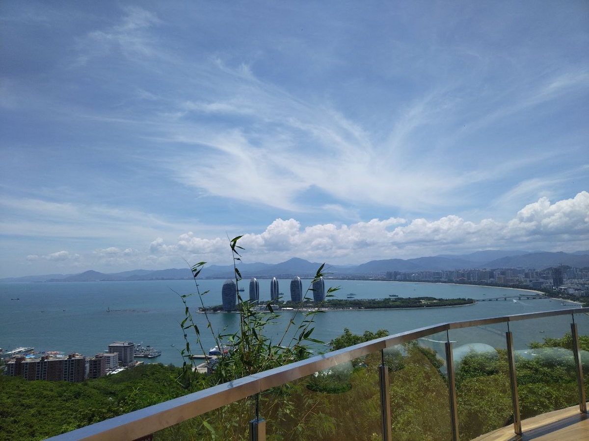 Это фото острова Феникс в Санье я делал в 2024 г. Тогда для России лишь Хайнань, Гонконг и Макао были безвизовыми в Китае! А теперь — всё, кроме Тайваня! Фото из личного архива.