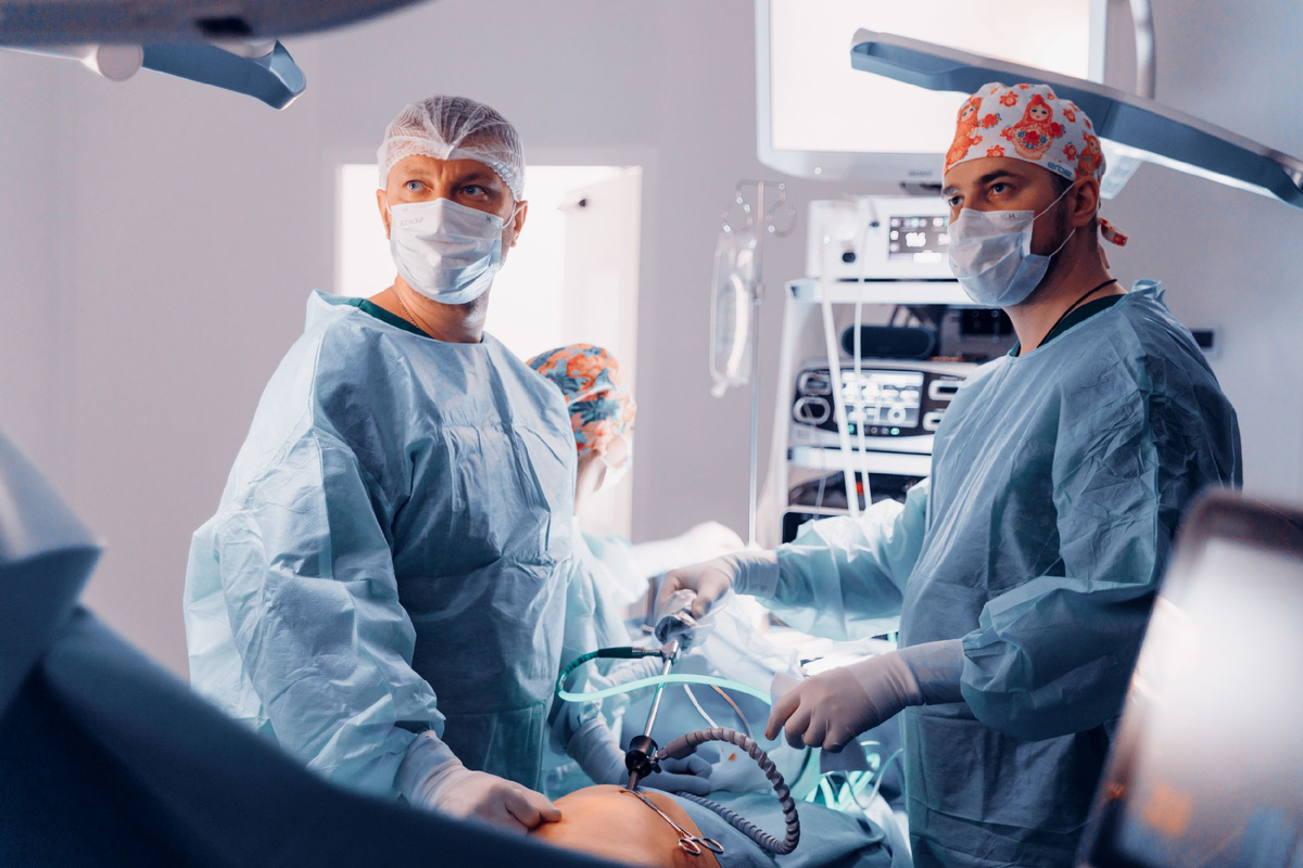 Операция в клинике Medica, торакальный хирург, ассистирующий хирург