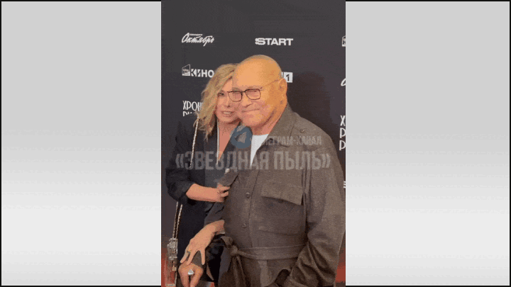    88-летний Андрей Кончаловский с женой Юлией Высоцкой на премьере сериала режиссёра "Хроники русской революции". Видео: ТГ-канал @starsdustpro