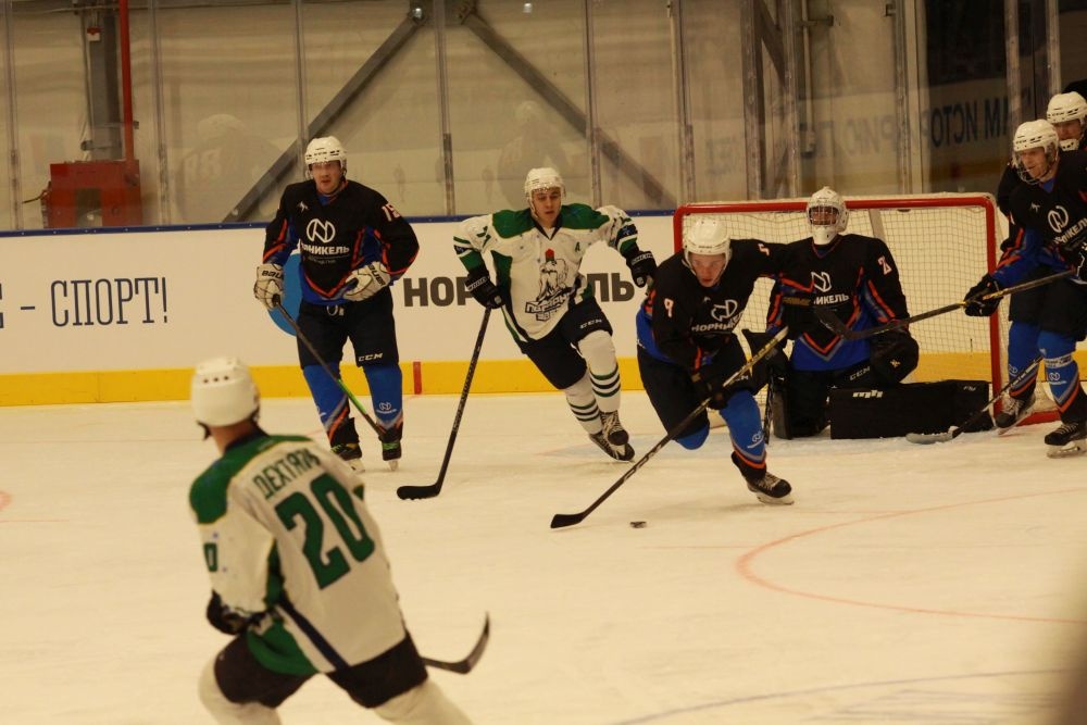    В честь открытия ледовой арены в Мончегорске состоялся спортивный праздник с участием звезд хоккея. / Фото: Алексей Михайлов