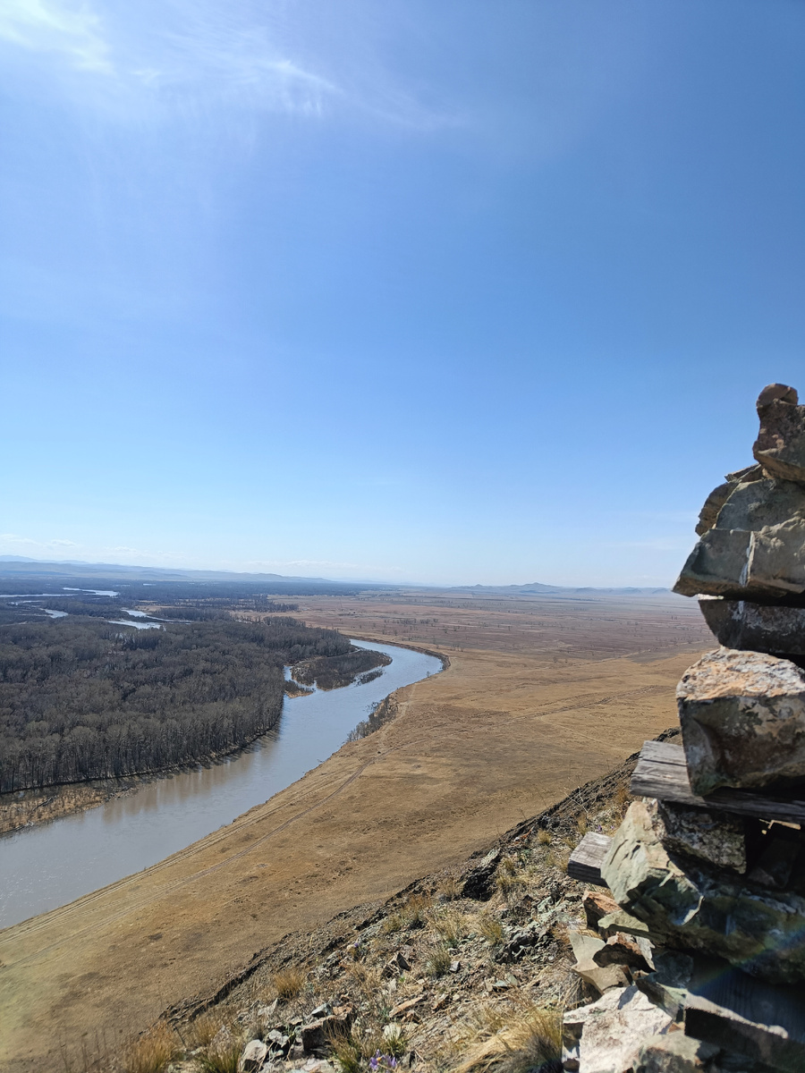фото автора. Это весна, конец апреля, снег уже сошел, да и ветер здесь не дает особо задержаться снежному покрову. 