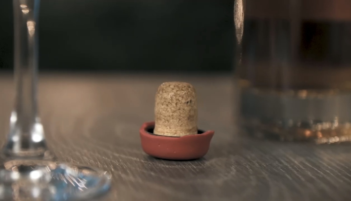 Сургучёвое оформление притягивает.