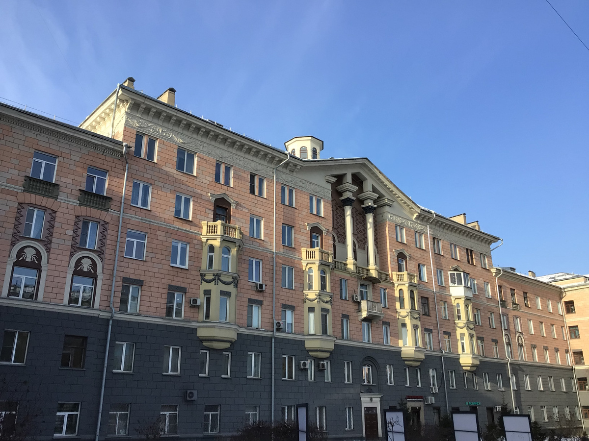 Слишком много цветов - выглядит аляписто и несерьезно. Я бы оставила серый, персиковый и светло-бежевый. Коричневый и желтый тут лишние.