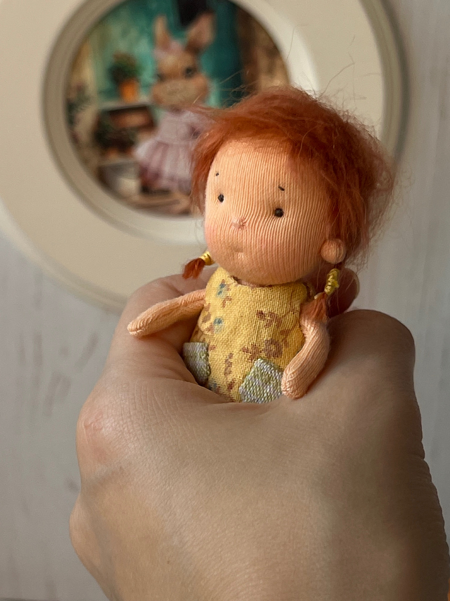 Игровая текстильная куколка ростом 8 см