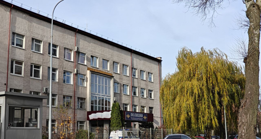    Калининградка сорвалась, увидев подругу с мужчинами: метнула бутылку и покалечила одного из них