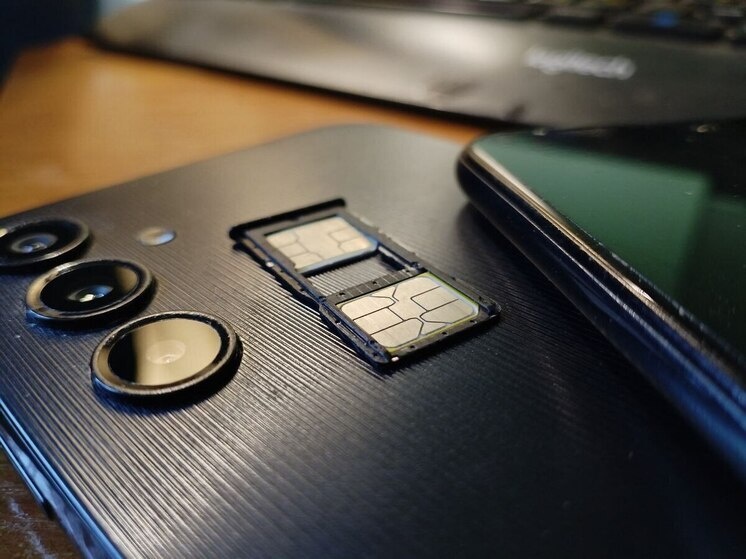     Для того, чтобы избежать попадания в неприятную ситуацию, эксперты советуют заранее составить список сервисов, где используется номер. Фото: архив МК в Питере.