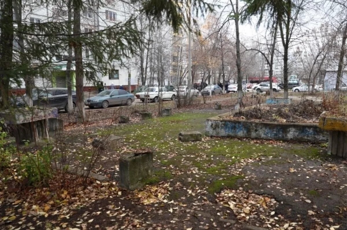    Соседи не могут договориться о благоустройстве территории у дома.