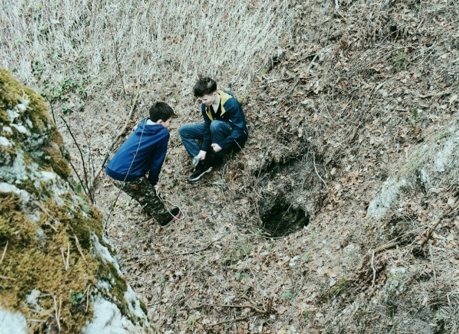 Брызгалов Т. и Криницын А. у входа в пещеру "Вертикальная"