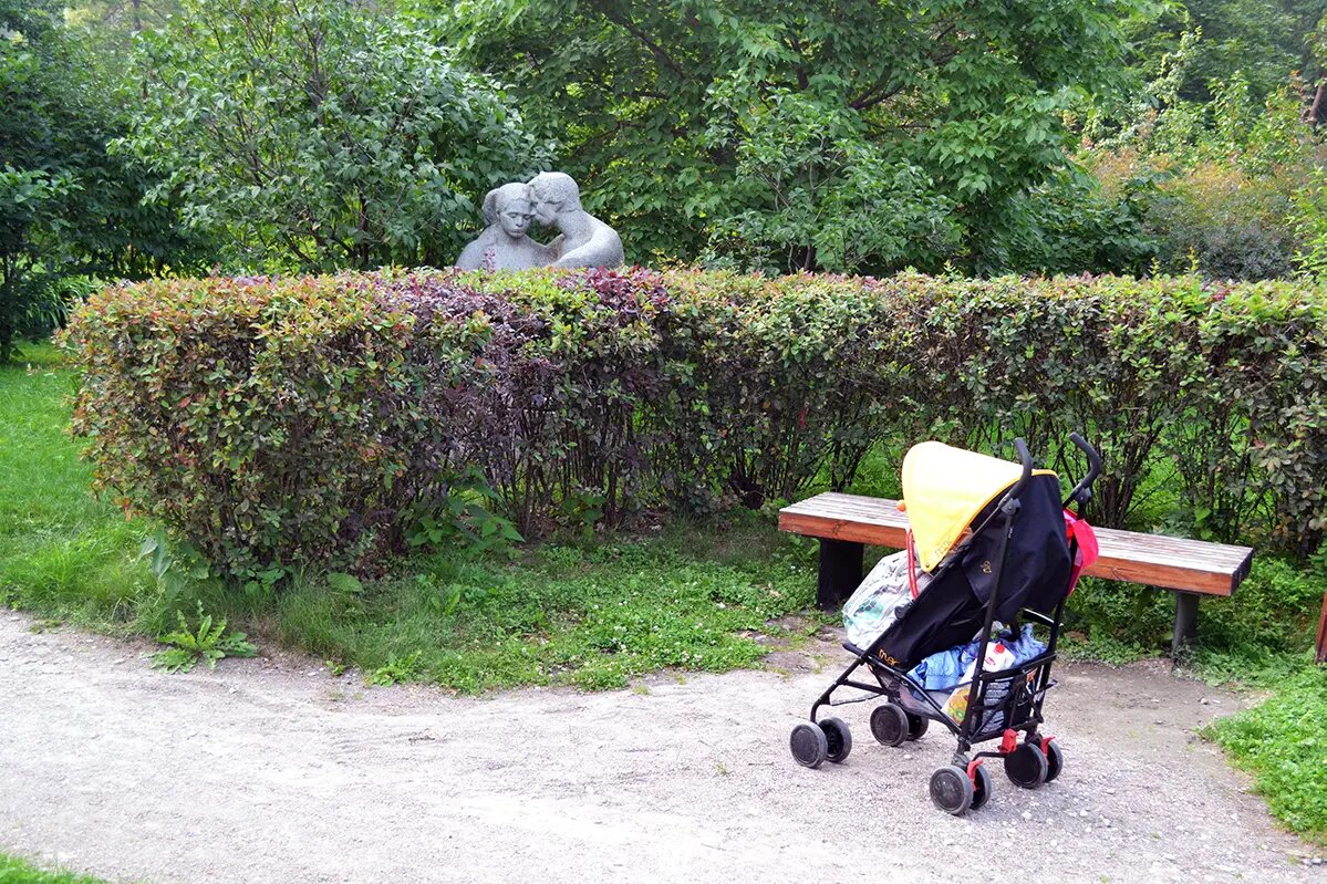 Одинокая детская коляска. Москва, парк Сокольники, Сиреневый сад, 24 июля 2018 года. 