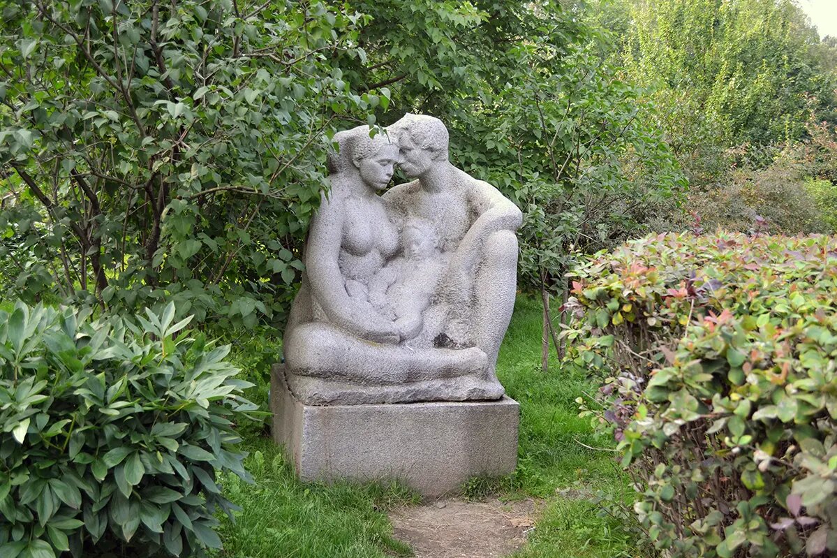 Скульптура о любви и материнстве. Скульптор Б. А. Мачков. Москва, парк Сокольники, Сиреневый сад, 24 июля 2018 года. 