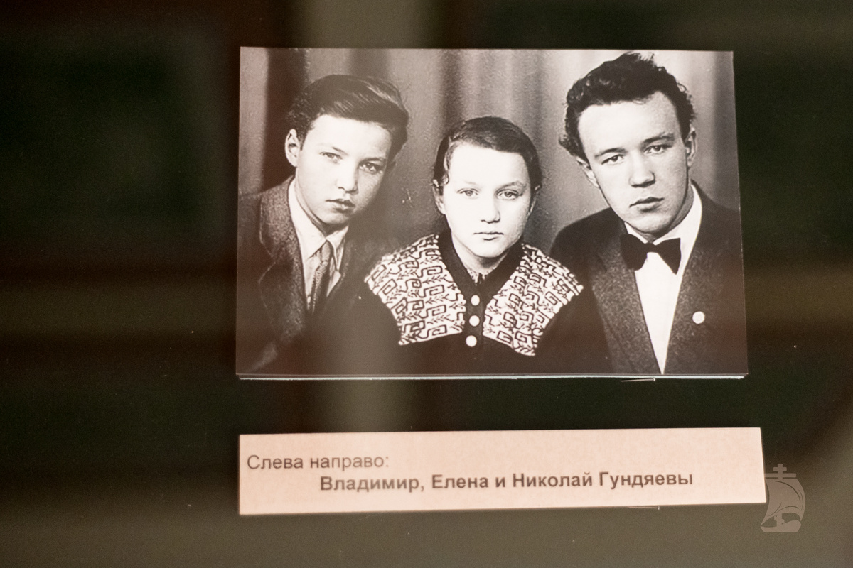 Фотография будущего прот. Николая с братом — ныне Святейшим Патриархом Кириллом — и сестрой — проректором по культуре Академии.