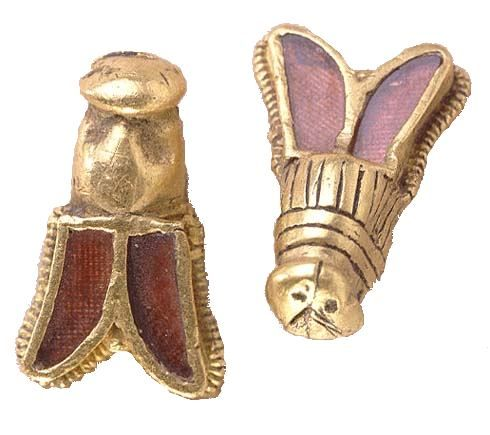 В 1653 году при раскопках могилы потомка Меровингов - Хильдерика 1, сына Меровея, одного из знаменитых и могущественных монархов династии Меровингов, - был найден плащ, к которому были пришиты золотые пчелы небольшого размера. Их было около 300.