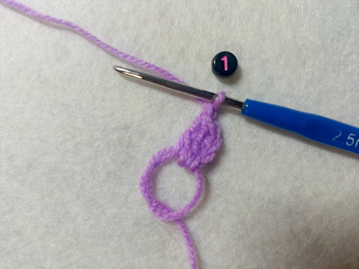 Петля амигуруми и пышный столбик из трёх незаконченных столбиков с накидом. Один столбик мне заменили 3 воздушные для подъёма. Далее 1 воздушная.