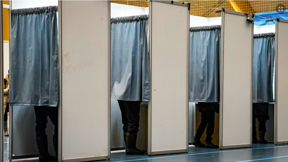 типичная картинка кабинок для голосования