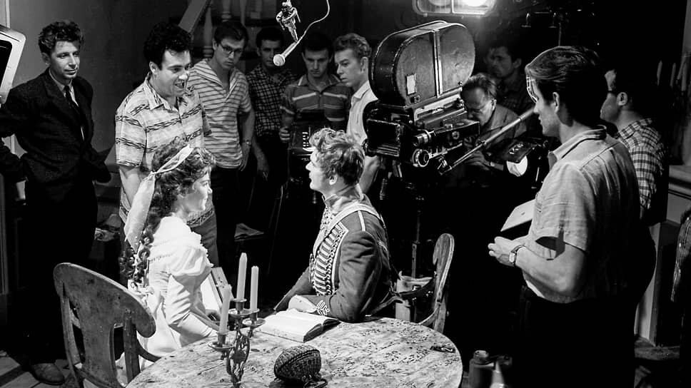 В роли Шурочки Азаровой, героини фильма «Гусарская баллада», Эльдар Рязанов видел Алису Фрейндлих. Однако образ, созданный актрисой на пробах, оказался слишком женственным. В итоге Шурочку сыграла студентка ГИТИСа Лариса Голубкина. Взять Юрия Яковлева на роль поручика Ржевского режиссеру посоветовал Иван Пырьев На фото: Эльдар Рязанов, Лариса Голубкина и Юрий Яковлев на съемках фильма «Гусарская баллада», 1962 год.📷Фото: предоставлено телеканалом «Мосфильм. Золотая коллекция»