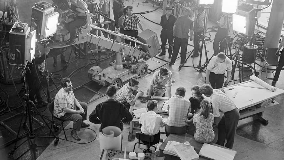 Картина «Дайте жалобную книгу» стала первым черно-белым художественным фильмом Эльдара Рязанова. Он сознательно отказался от цвета, чтобы уйти от условности сюжета и характеров, описанных в сценарии, и снять «правдивую комедию» На фото: Эльдар Рязанов (слева) с актерами и съемочной группой фильма «Дайте жалобную книгу», 1964 год.📷Фото: предоставлено телеканалом «Мосфильм. Золотая коллекция»