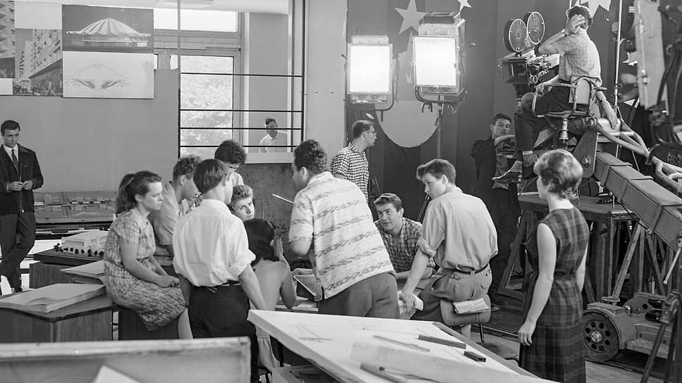 Роль директора ресторана «Одуванчик» Татьяны Шумовой в комедии «Дайте жалобную книгу» режиссер сразу предложил Ларисе Голубкиной. Она поначалу отказалась, посчитав образ скучным. Эльдар Александрович был согласен с актрисой и вместе с ней встретился со сценаристом картины Александром Галичем, который по их просьбе внес изменения в сюжет На фото: Эльдар Рязанов (в центре) и Лариса Голубкина (справа) на съемках фильма «Дайте жалобную книгу», 1964 год.📷Фото: предоставлено телеканалом «Мосфильм. Золотая коллекция»