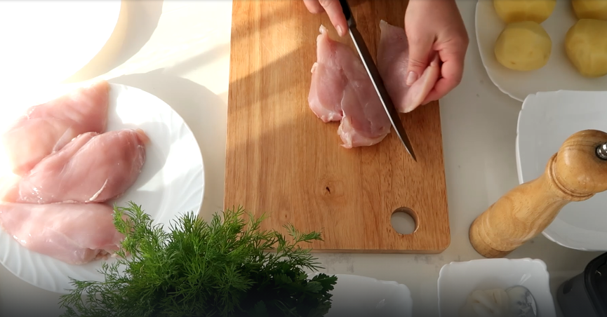 Разрезаем филе вдоль пополам