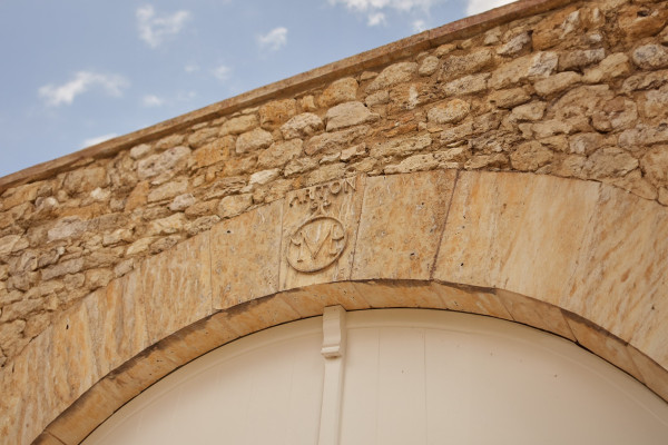 Буква «М», украшающая главные ворота замка. Фото с официального сайта Château Arton.